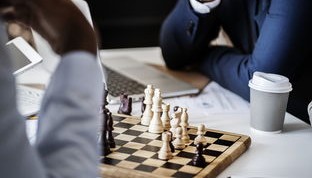 开云体育在线-杨瀚森积极参与球队战术讨论展示成熟心态，杨瀚西简介