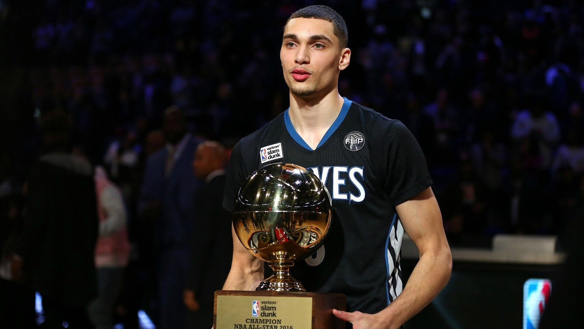 “武汉马拉松:冲刺瞬间,赛场爆发速度激情!”