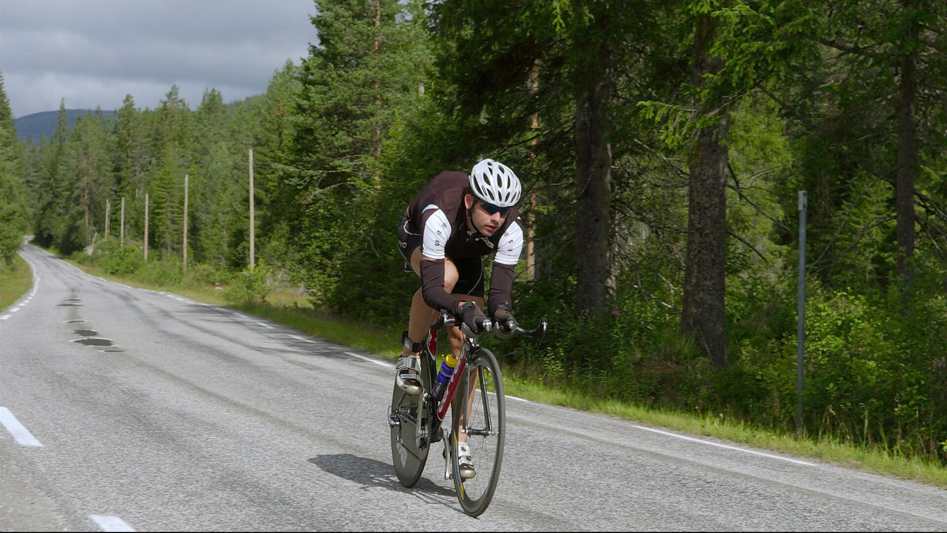 杨瀚森积极参与球队战术讨论展示成熟心态,杨瀚西简介